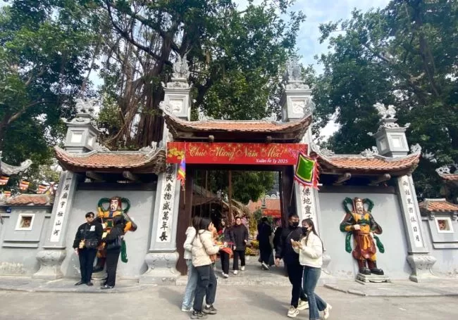 ベトナムの最高の寺院 –５寺院選/最も美しく興味深い寺院朝からバッチャン村観光/お昼は生春巻き含まれ/日本語ガイド付き、ハノイ有名チャンクオック寺観光